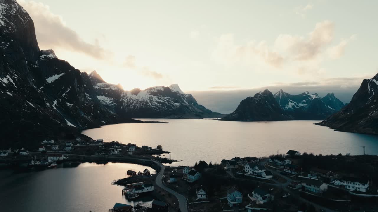 Vila de Pescadores Pitoresca de Reine no Município de Moskenes no Condado de Nordland, Noruega. Imagem Aérea de Drone.