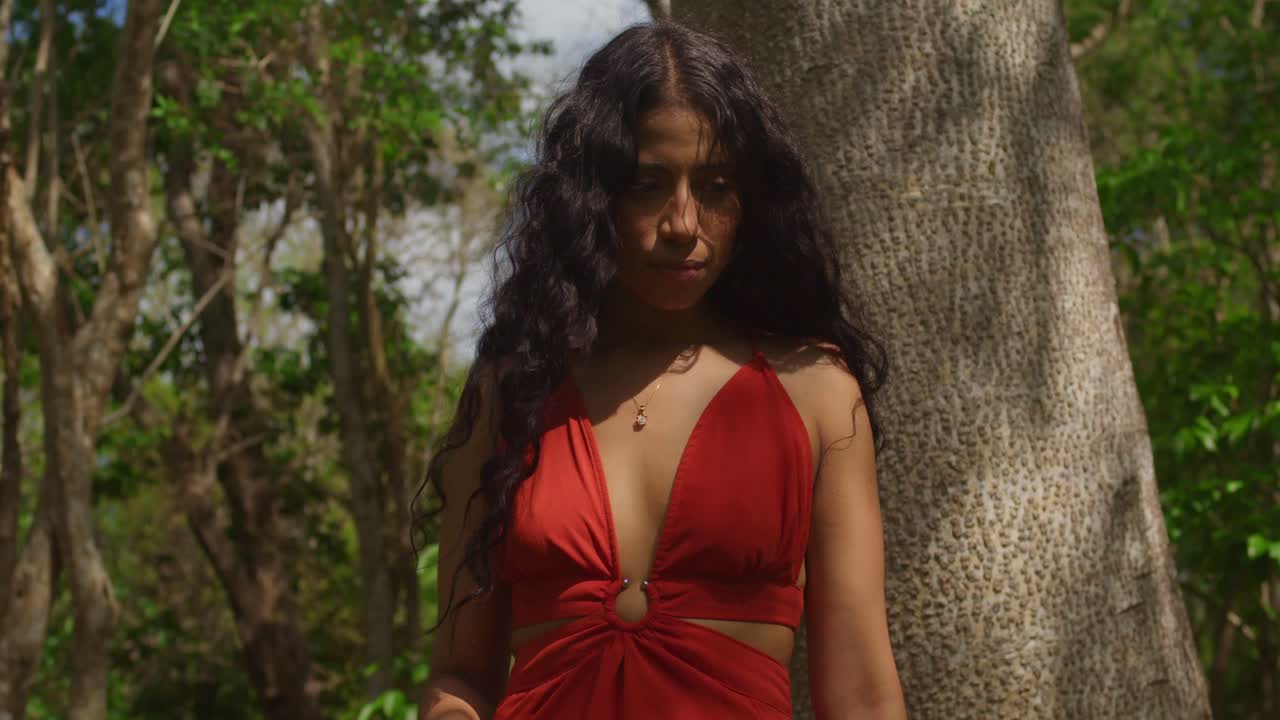 카리브해의 트리니다드 섬에서 드레스를 입은 젊은 라티나 소녀가 경치 좋은 공원에서 즐거움을 즐기고 있습니다.