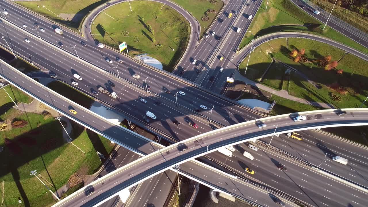 모스크바의 고속도로 교차로 교통 경로의 공중 뷰.