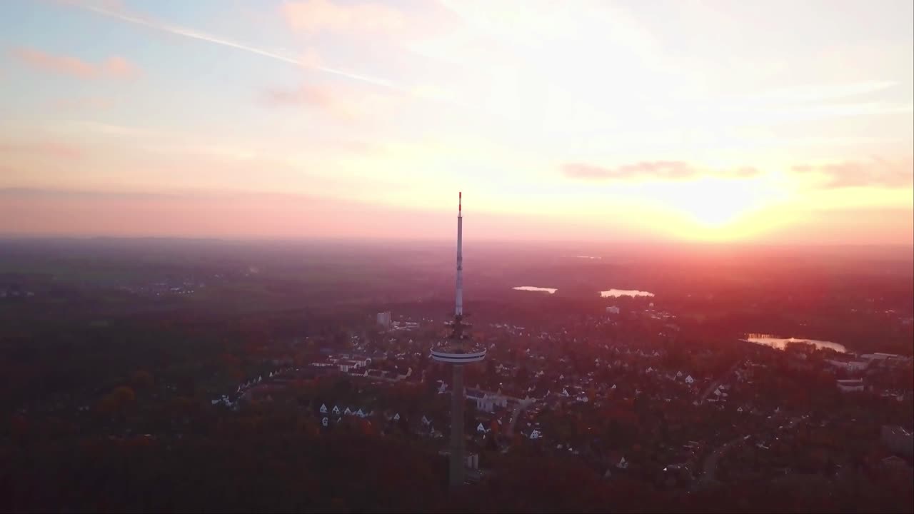 toma de drones de la torre de televisión de transmisión de kiel con un cielo vespertino rojizo