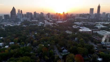 Inclinación-Aérea-Hacia-El-Horizonte-De-Atlanta,-Georgia-Al-Amanecer.