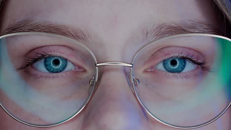 mujer con gafas