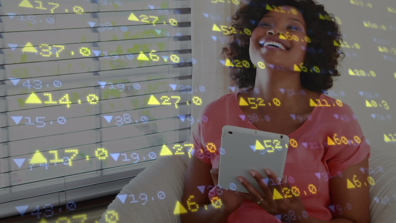 animación del procesamiento de datos sobre una mujer con una tableta