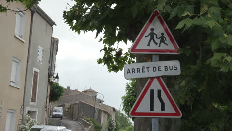 Ein-Französisches-Bushaltestellenschild-In-Einer-Kleinen-Stadt-Im-Süden-Frankreichs