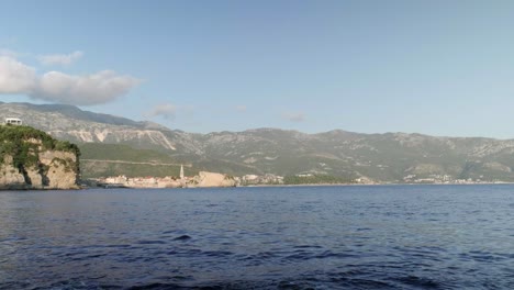 Casco-Antiguo-De-Budva-En-Montenegro-En-La-Costa-Del-Océano-Adriático-En-Un-Día-Soleado