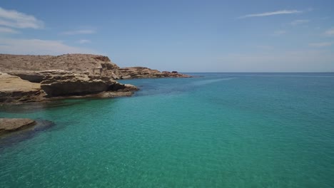 toma aérea de impresionantes formaciones rocosas en punta colorada, mar de cortez