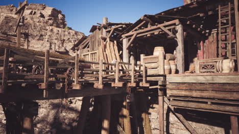 una vieja estructura de madera rústica