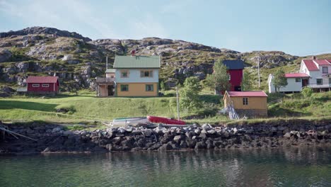 casas coloridas en las colinas costeras cerca del río en noruega