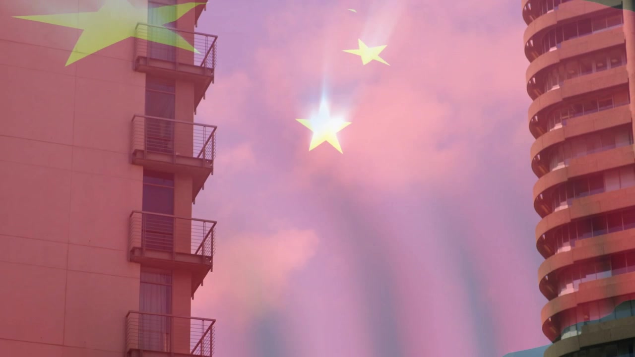 Reprodução iniciando, bandeira vermelha sobrepondo o horizonte da cidade, estrelas cintilantes brilhando para a marca.