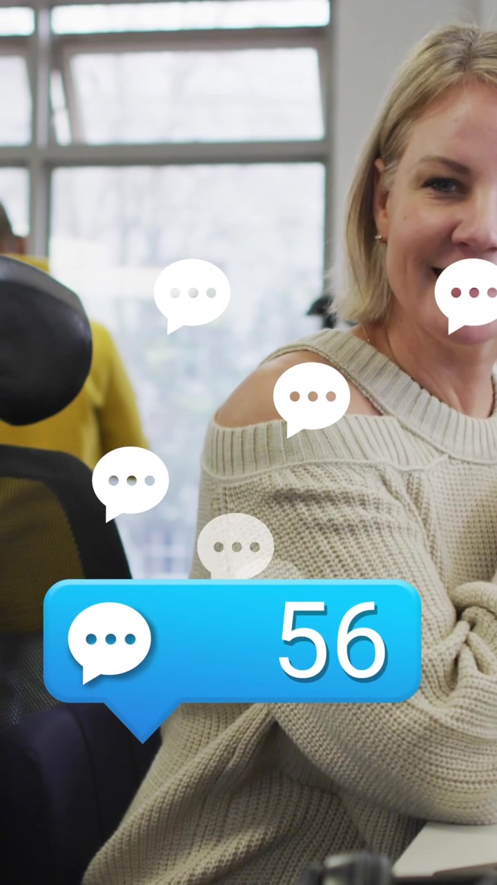 Animazione di icone di messaggi che fluttuano con numeri crescenti su una donna caucasica che sorride in ufficio.