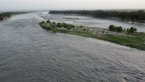 ein blick aus der luft auf eine kleine afghanische insel