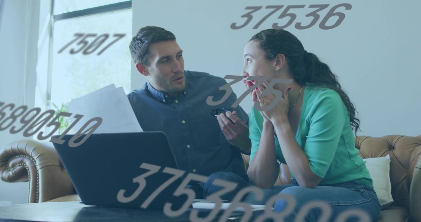 Uomo che indica documenti con numeri fluttuanti che appaiono sopra un laptop, donna che reagisce, coppia che sistema le finanze