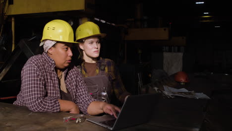 mujeres que trabajan en una fábrica
