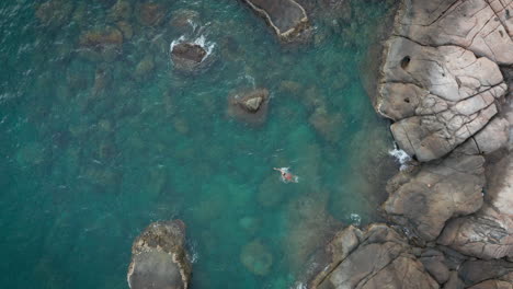 Aéreo---El-Hombre-Se-Sumerge-En-El-Agua-Y-Flota-Sobre-Su-Espalda