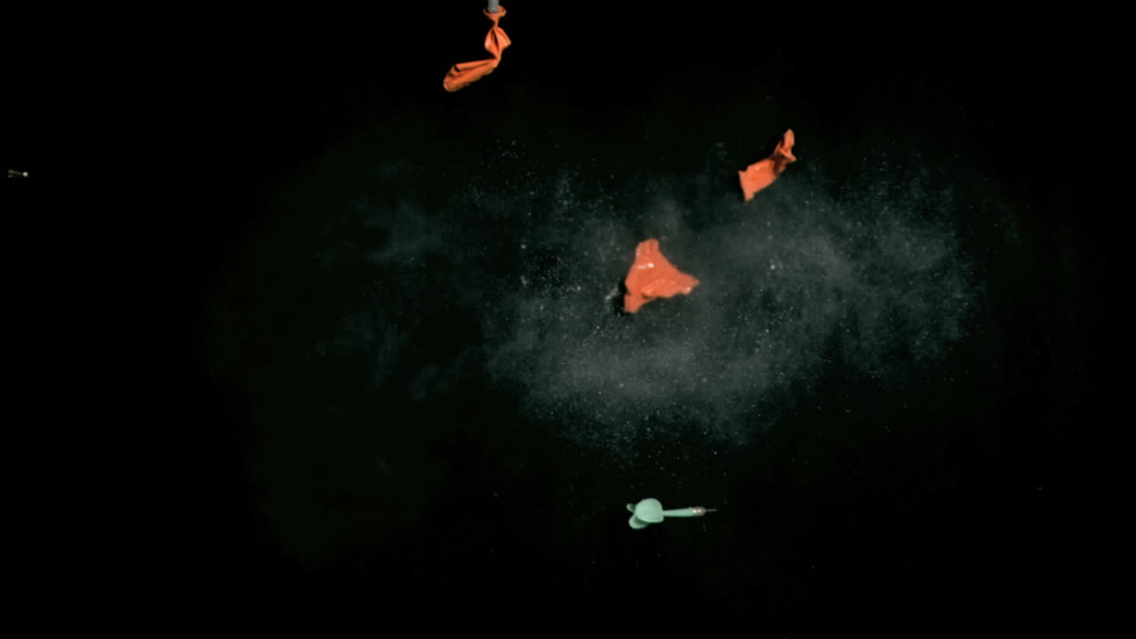 초 느린 움직임으로 오렌지색 풍선이 폭발합니다.