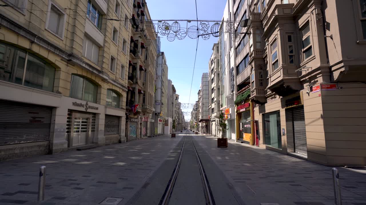 코로나19 팬데 코너푸어에 인파가 없는 이스티클라 애비뉴.