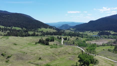 el impresionante paisaje que rodea kamloops en un claro día de primavera