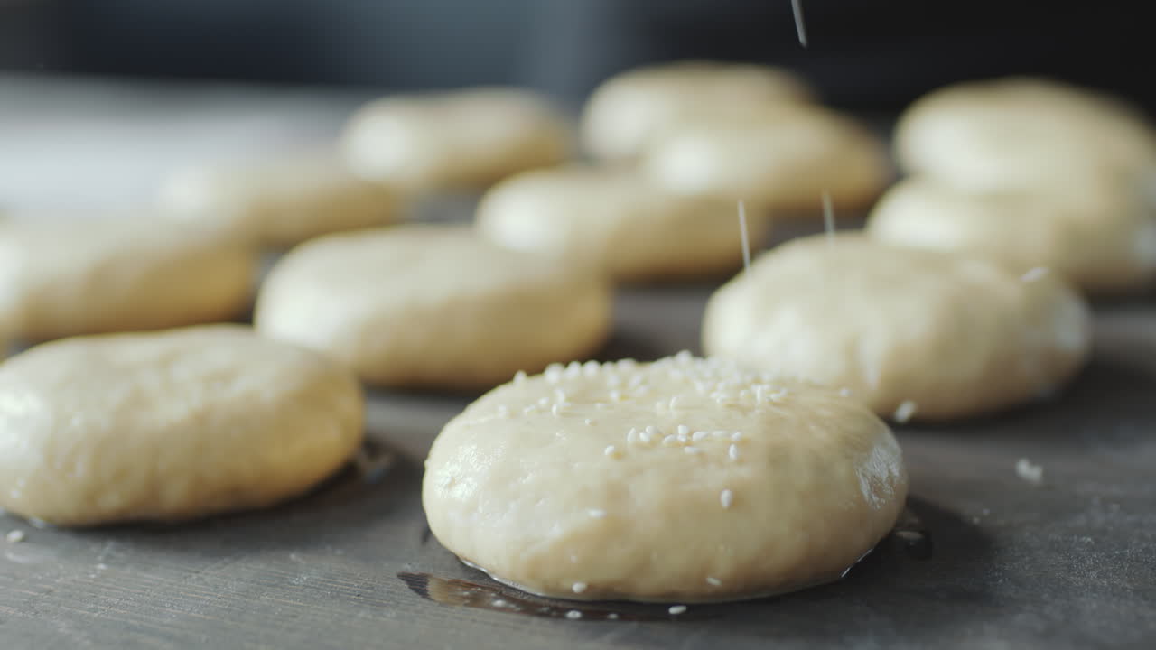 esparciendo semillas de sésamo sobre el pan