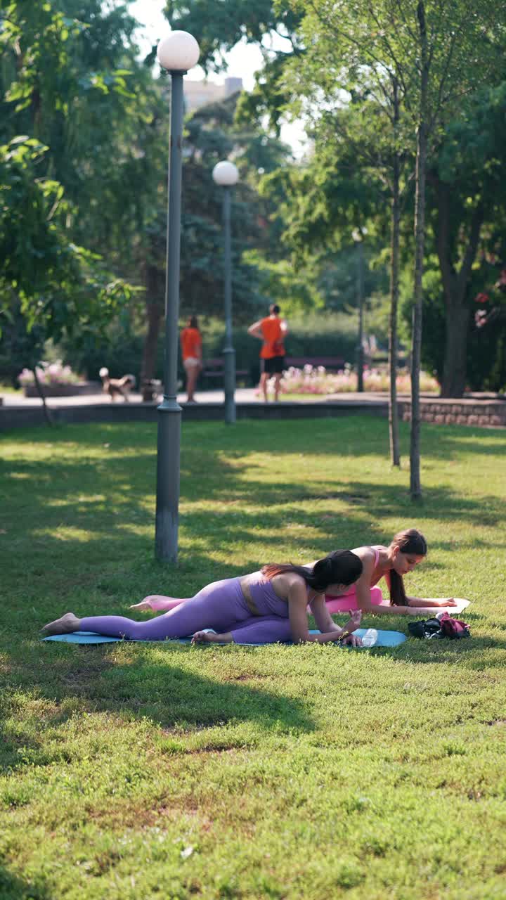 mujeres practicando yoga en un parque