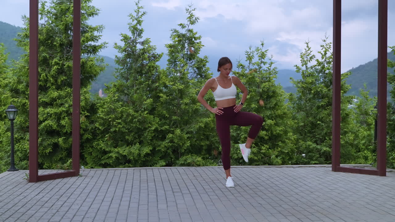 mujer haciendo ejercicio de equilibrio de las piernas al aire libre