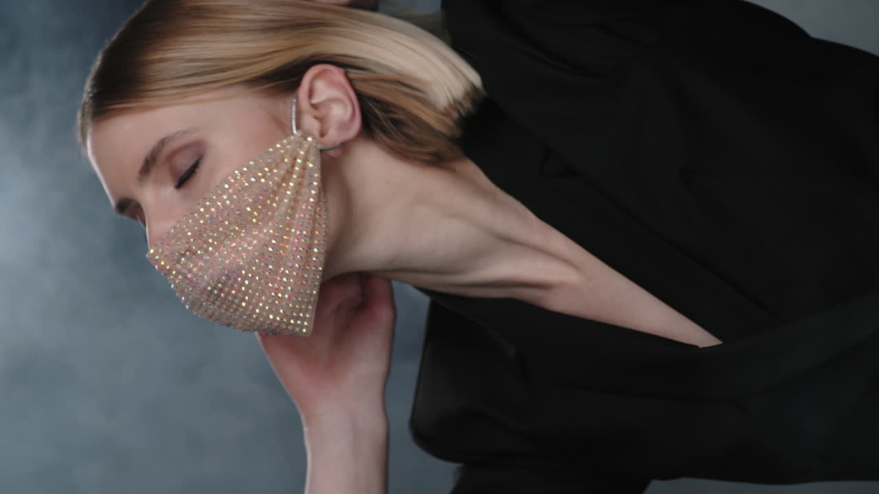 вертикальный портрет женщины в блестящей маске