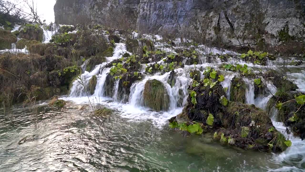 cascada cascada en el parque nacional de plitvice invierno