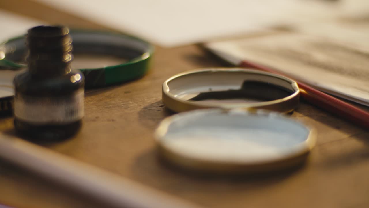 펜에 잉크를 넣고, 닫으세요.