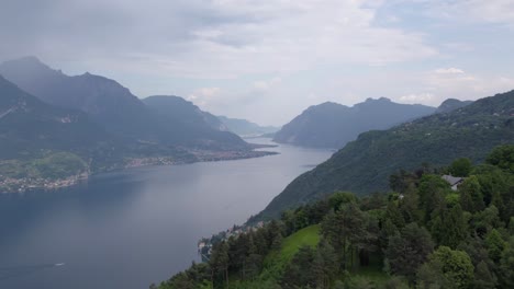 Parallaxe-Des-Comer-Sees,-Umgeben-Von-Bewaldeten-Bergen-Und-Kleinen-Dörfern