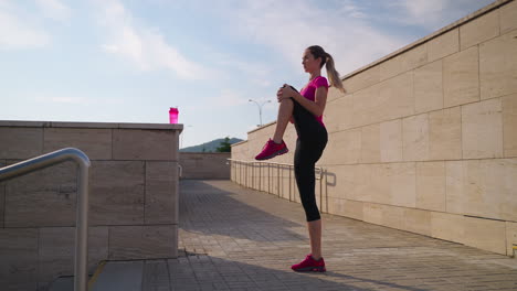 mujer estirándose al aire libre