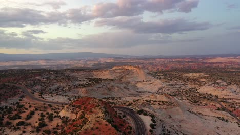 Vista-Panorámica-Sobre-El-Paisaje-En-Escalante,-Utah---Toma-Aérea-De-Drones