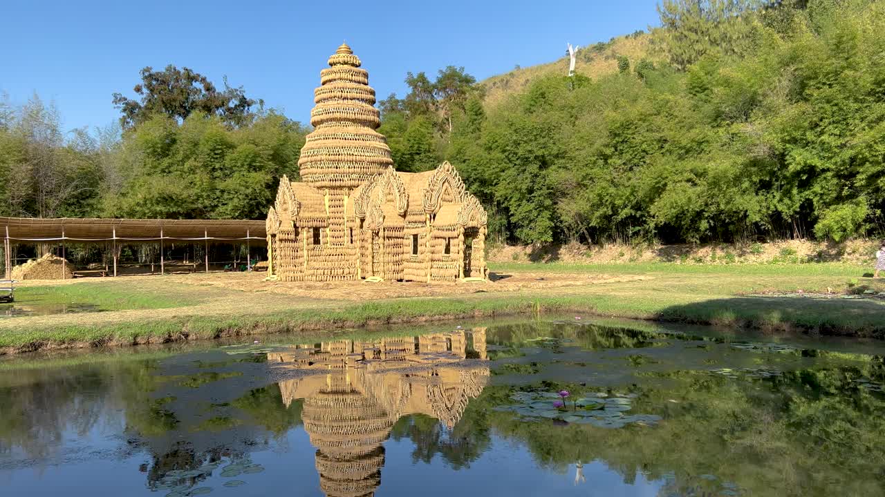 antiguo templo reflejado en un estanque sereno