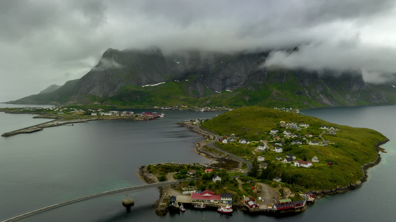 reine pueblo con nubes de mal humor alrededor de reinebringen, ártico