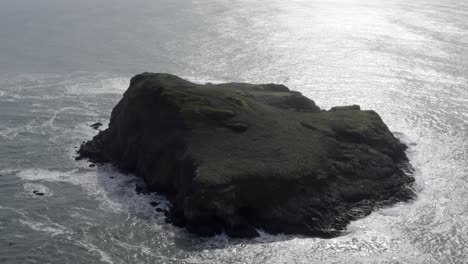 Isla-De-Las-Cabras-O-Isla-De-Los-Pájaros-En-Brookings,-Oregon