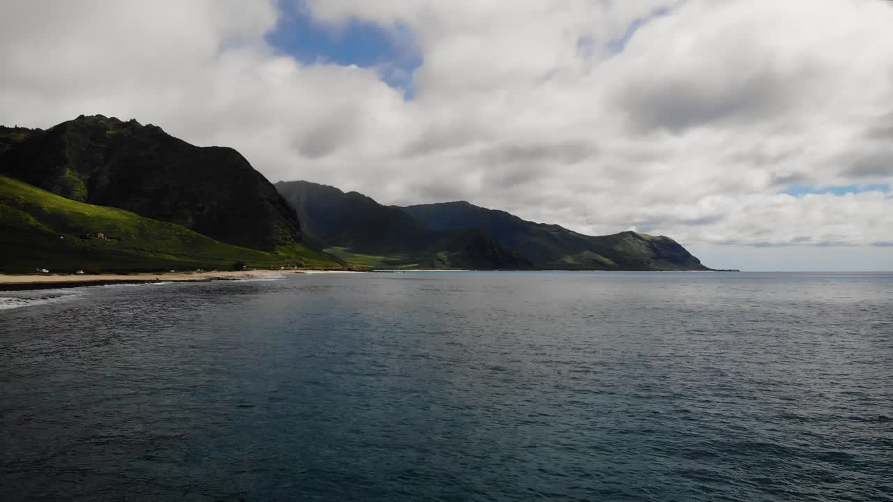 Mountains on the coast of Oahu, Hawaii on a cloudy day.