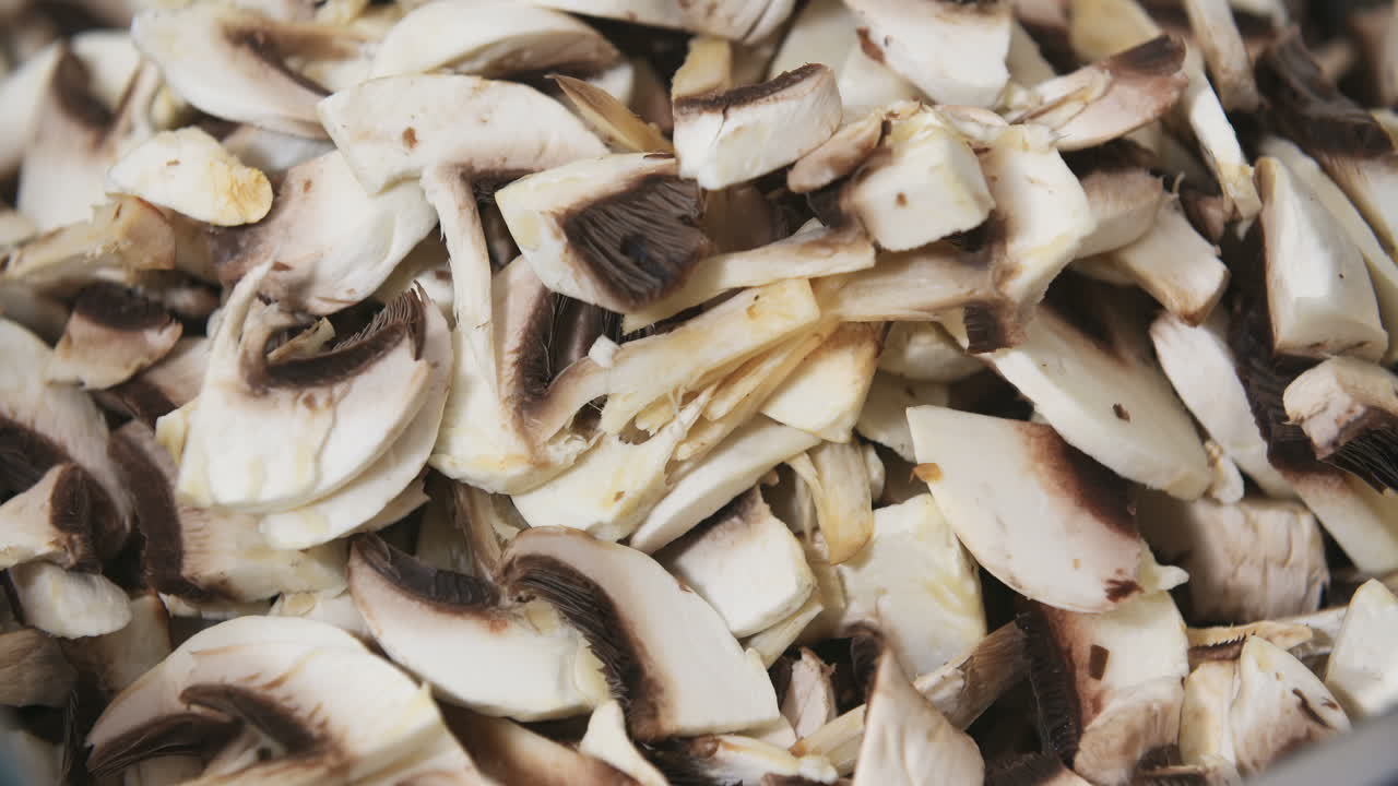 chef cortando champiñones en la cocina 1