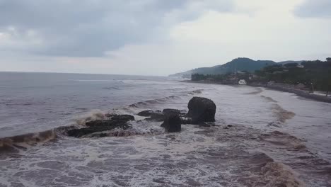 Beliebter-Surfspot,-El-Tunco-Beach-In-El-Salvador,-An-Einem-Bewölkten-Und-Bewölkten-Tag---Luftaufnahmen---Orbitaufnahme