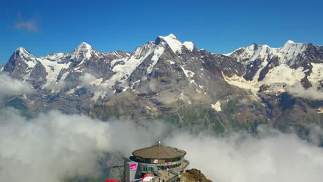 Drohnenaufnahme-Vom-Gipfel-Des-Schilthorns-Bis-Zum-Piz-Gloria,-Dem-Drehrestaurant