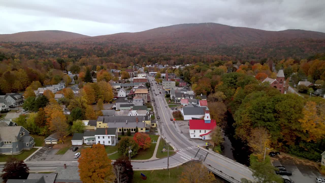 nueva inglaterra en otoño vista aérea de ludlow vermont