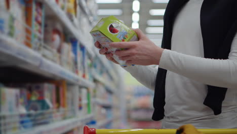 persona que lee la etiqueta del producto en la tienda de comestibles