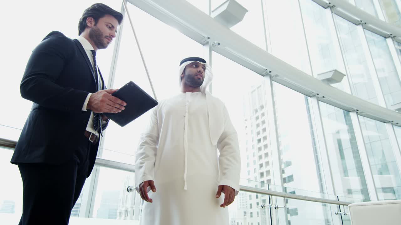 equipo de negocios masculino árabe americano tecnología de tabletas centro de la ciudad