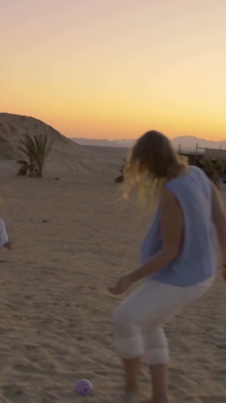 해가 지면 해변에 있는 사람들