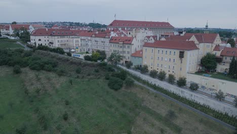 Luftdrohnenaufnahme-Prager-Burg-Mala-Strana-Tschechische-Republik-Bewölkter-Sonnenuntergang