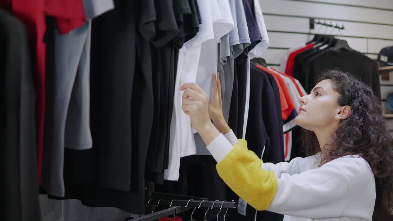 소매점 에서 옷 을 구입 하는 여자