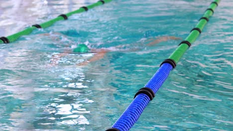 Nadador-En-Forma-Haciendo-Brazada-De-Pecho-En-La-Piscina.