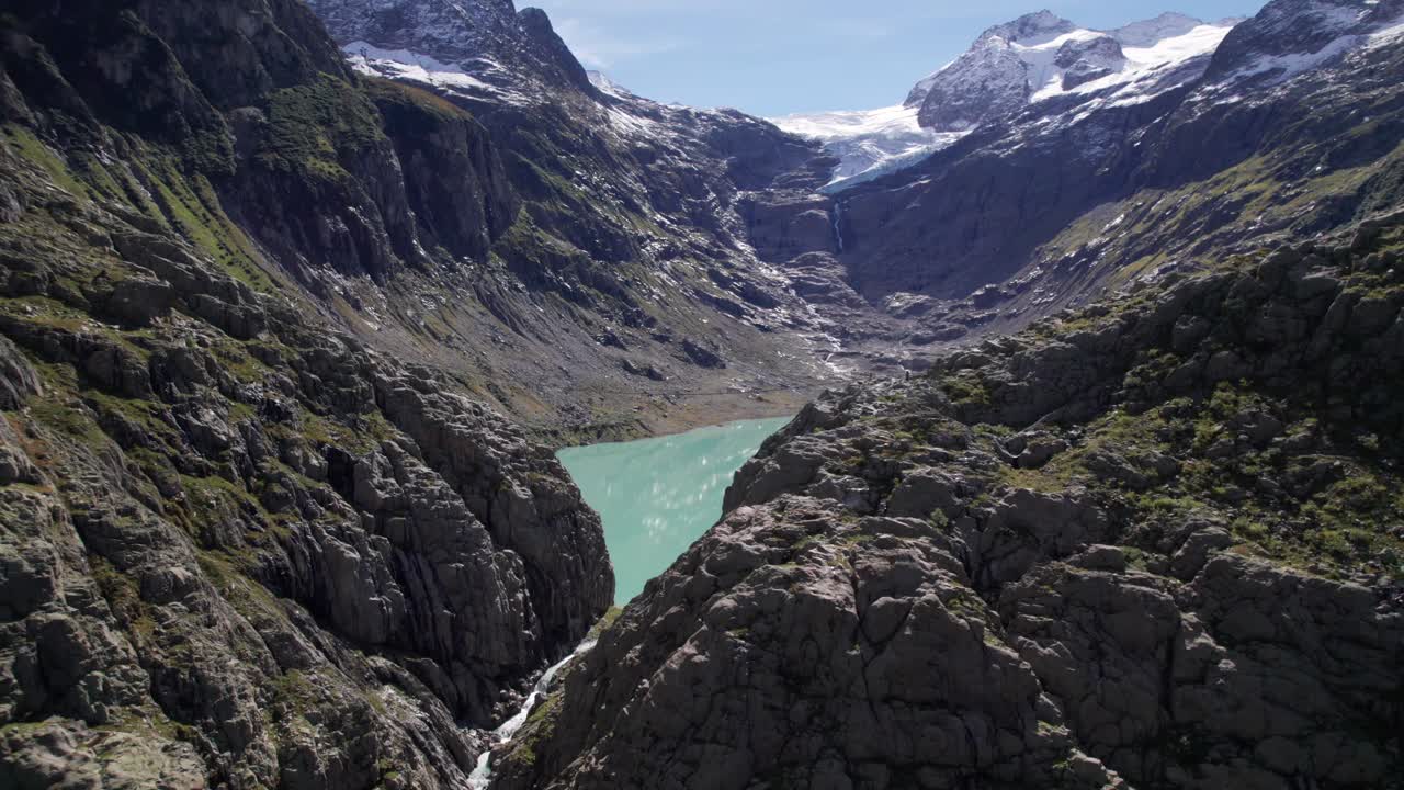 vista panorámica de triftbrucke y su lago, el icónico puente colgante en innertkirchen, suiza
