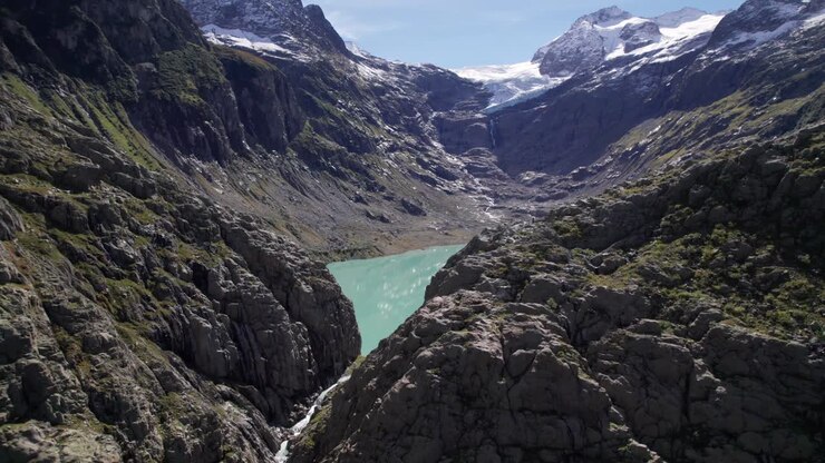 Vista panoramica del Triftbrücke e del suo lago, il celebre ponte sospeso a Innertkirchen, Svizzera