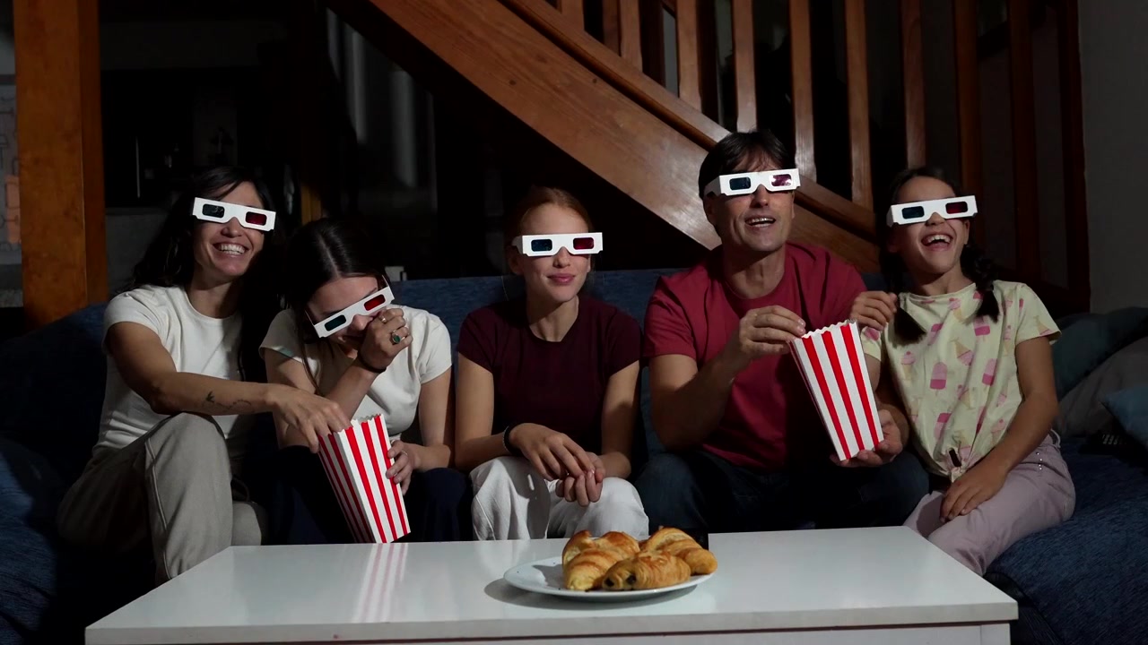 Keluarga Bahagia Menonton Film 3D di Rumah