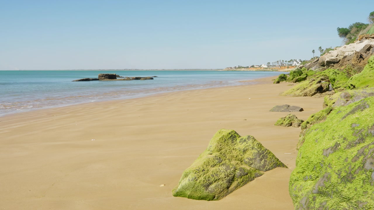 Timelapse a Playa Micaela con un cielo azzurro e limpido, Chipiona, Cadice, Spagna.