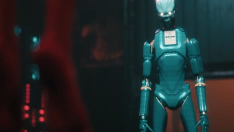soporte de robot en un laboratorio futurista y hay una mujer en un tanque de vidrio flotando