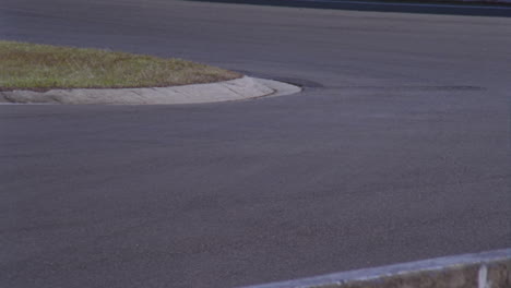tres autos de carreras toman una esquina cerrada en una pista de carreras